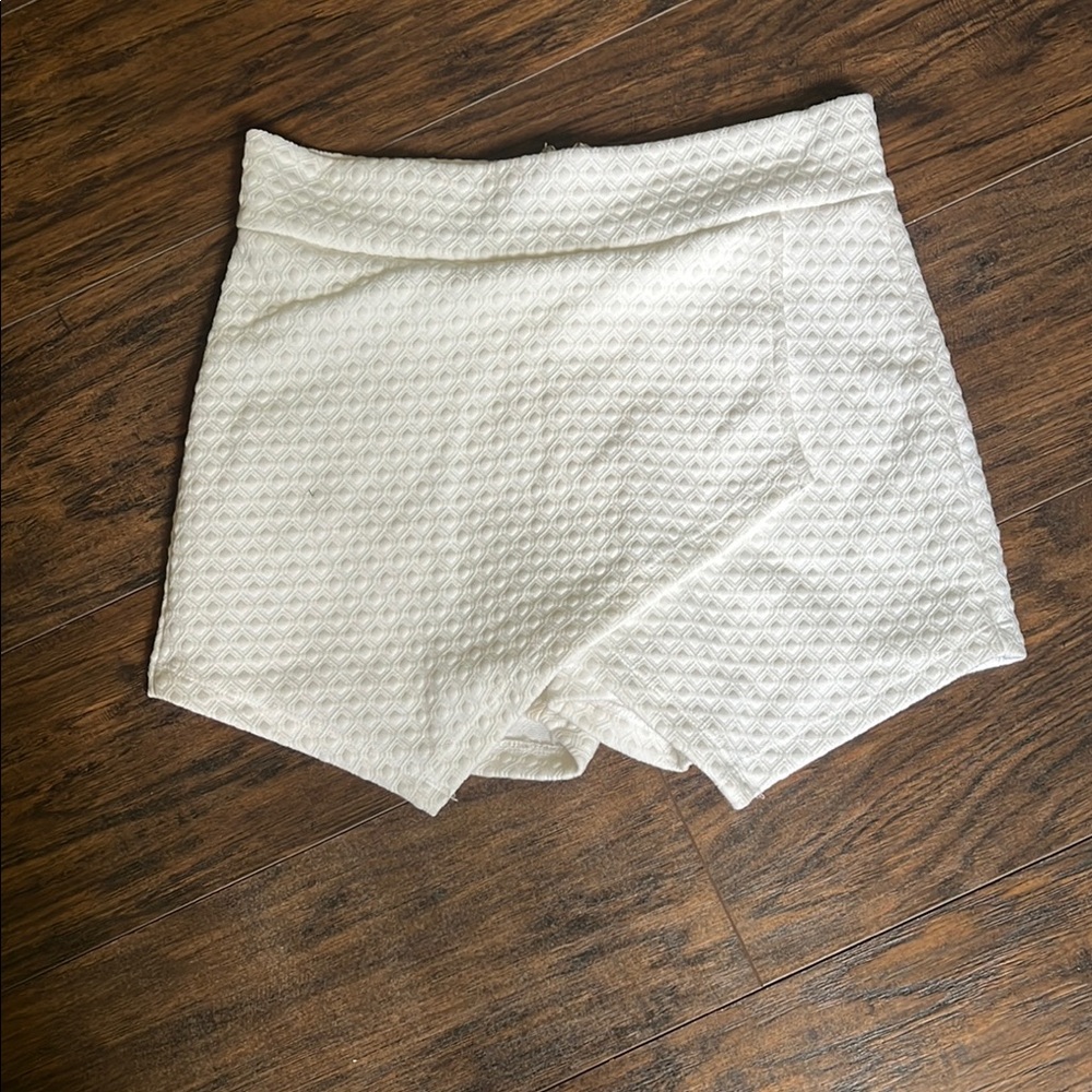 Bebe White Textured Skorts with Quilted Design